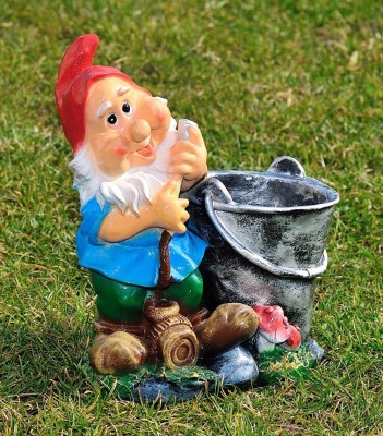 podstavka-dlya-cvetov-gnom-polivalshchik-m-63114169168636