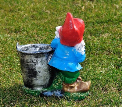 podstavka-dlya-cvetov-gnom-polivalshchik-m-93080422456955