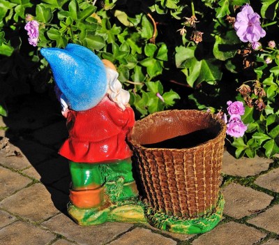 podstavka-dlya-cvetov-gnom-s-lukoshkom-67718466529187