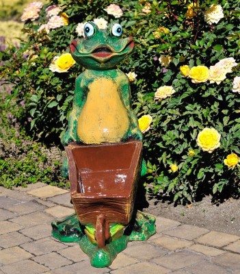 podstavka-dlya-cvetov-lyagushka-s-tachkoy-55382125598649