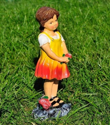 sadovaya-figura-devochka-s-rozami-17434900659276