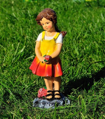 sadovaya-figura-devochka-s-rozami-17618168548689