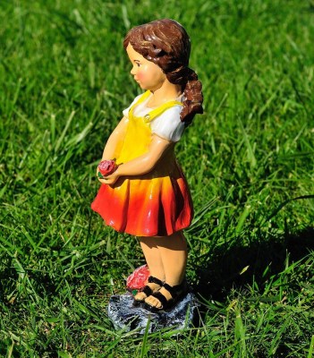 sadovaya-figura-devochka-s-rozami-68936707811405