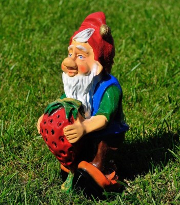 sadovaya-figura-gnom-s-klubnikoy-m-30648312558464