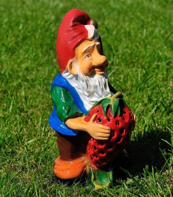 sadovaya-figura-gnom-s-klubnikoy-m-56416918750167