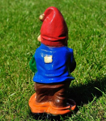 sadovaya-figura-gnom-s-klubnikoy-m-64958777499242