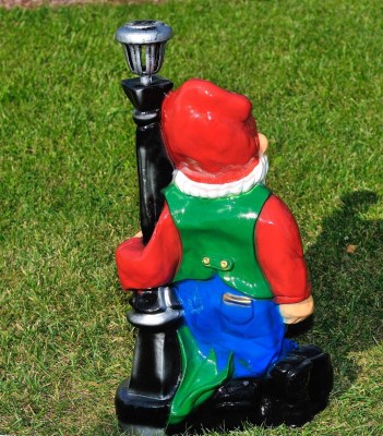 sadovaya-figura-gnom-u-fonarya1359-49325820569636