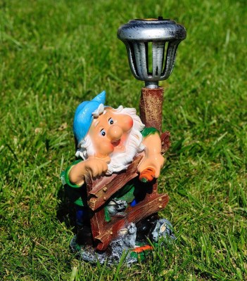 sadovaya-figura-gnom-u-zabora-s-fonarem-m-14282280491093