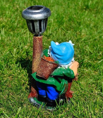 sadovaya-figura-gnom-u-zabora-s-fonarem-m-57876985977929