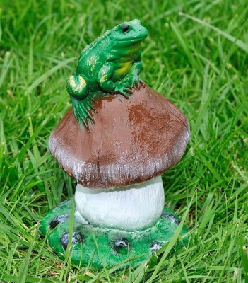 sadovaya-figura-gribochek-belyy-s-zhabkoy-87420141037802