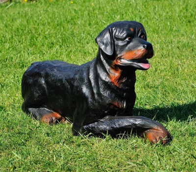 sadovaya-figura-rotveyler-lezhachiy-38614439283431