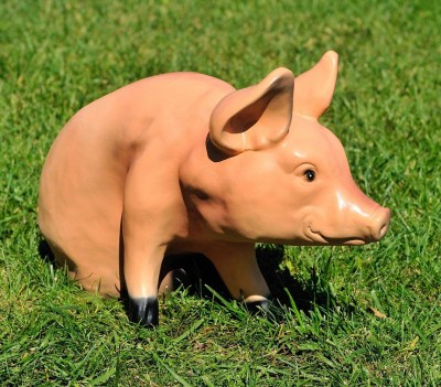 sadovaya-figura-svinya-sidyachaya-99586360257099