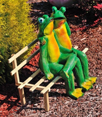 sadovaya-figura-zhaby-na-skameyke-57854063604289